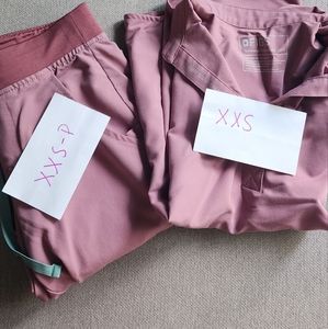Figs mauve scrubs set xxs-petite joggers and xxs Rafaela top